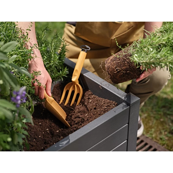 tera Garten-/Blumenforke "Gaia 04", fog grey 2 Blumenforke Gaia in fog grey, robust aus hochwertigem Edelstahl, ideal für präzises Pflanzenstechen und Pflege im Garten.