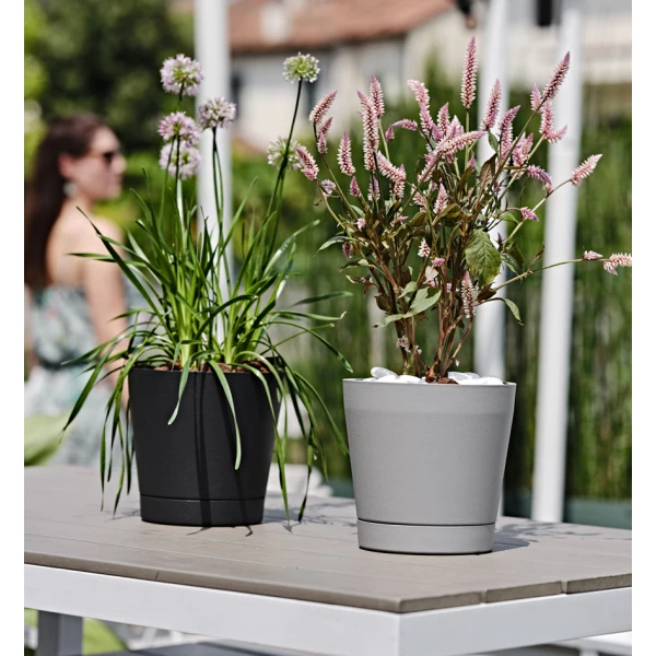 tera Pflanzgefäß "Orione", Durchmesser: 380 mm, ash 3 Tera Pflanzgefäß Orione, Durchmesser 380 mm, in elegantem Ash-Finish, ideal für stilvolle Pflanzarrangements im Garten oder auf dem Balkon.