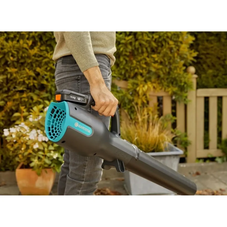 Gardena Akku-Gartenbläser PowerJet 18V, leistungsstark und leise, ideal für die schnelle Reinigung von Gartenflächen.