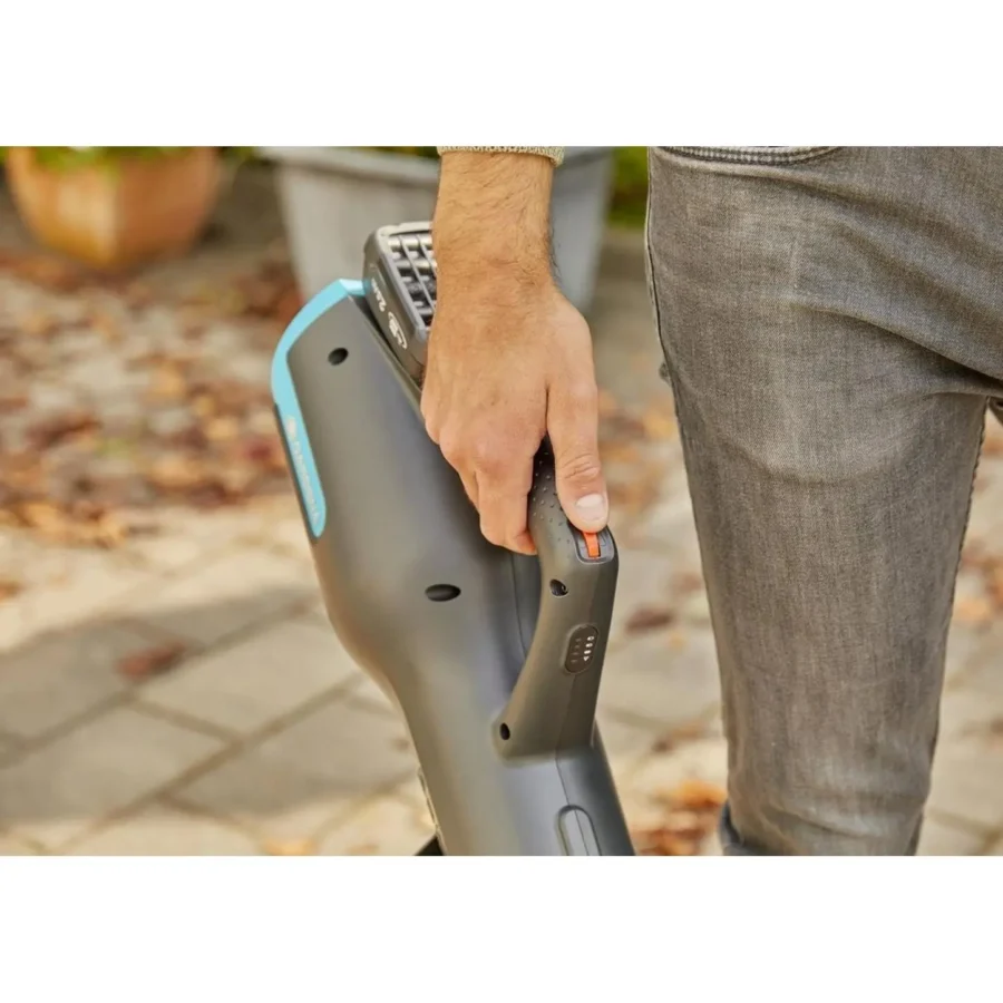 Gardena Akku-Gartenbläser PowerJet 18V, kraftvoll und kabellos, ideal für schnelle Gartenpflege ohne lästiges Kabelgewirr.