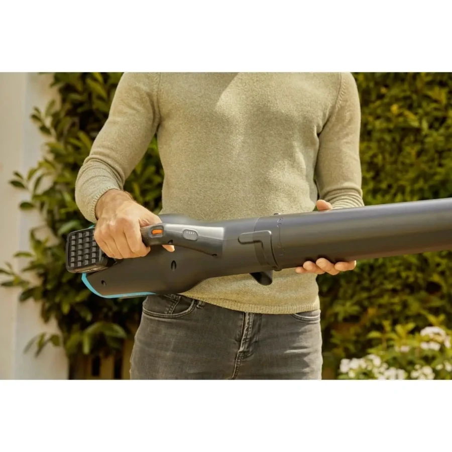 Gardena Akku-Gartenbläser PowerJet 18V für müheloses Laubblasen, kabellos und leicht, ideal für schnelle Gartenarbeiten.