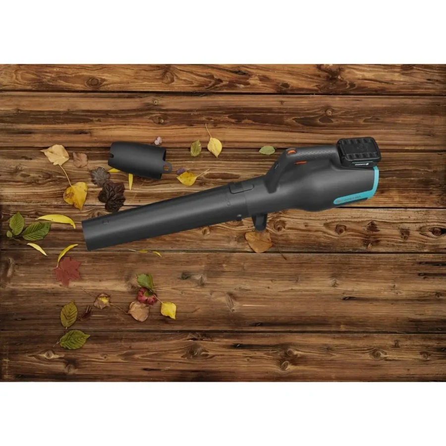 Gardena Akku-Gartenbläser PowerJet 18V P4A solo, leicht und kraftvoll für müheloses Laubblasen, ideal für Garten und Terrasse.