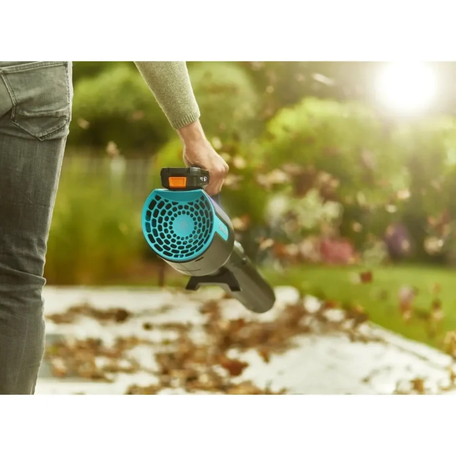 Gardena Akku-Gartenbläser PowerJet 18V, leistungsstark und kabellos, ideal zum mühelosen Laubblasen in Ihrem Garten.