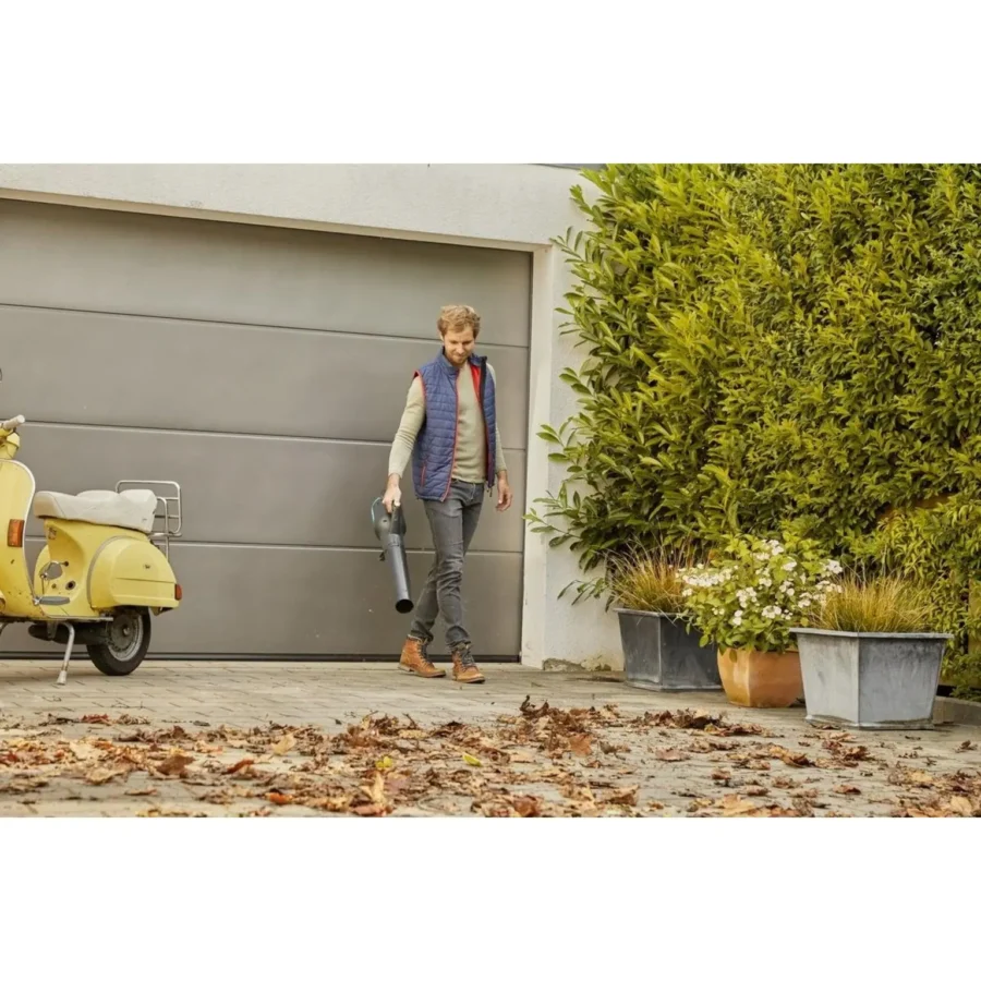 Gardena Akku-Gartenbläser PowerJet 18V, leistungsstark und kabellos, ideal für effizientes Laubentfernen im Garten und auf Gehwegen.