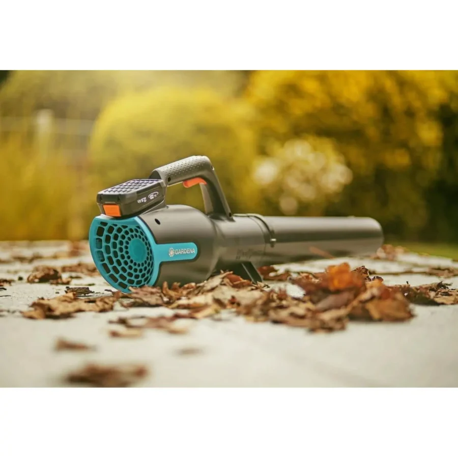 Gardena Akku-Gartenbläser PowerJet 18V, kabellos, leistungsstark für effizientes Laub- und Gartenabfall-Entfernen, kompakt und leicht.