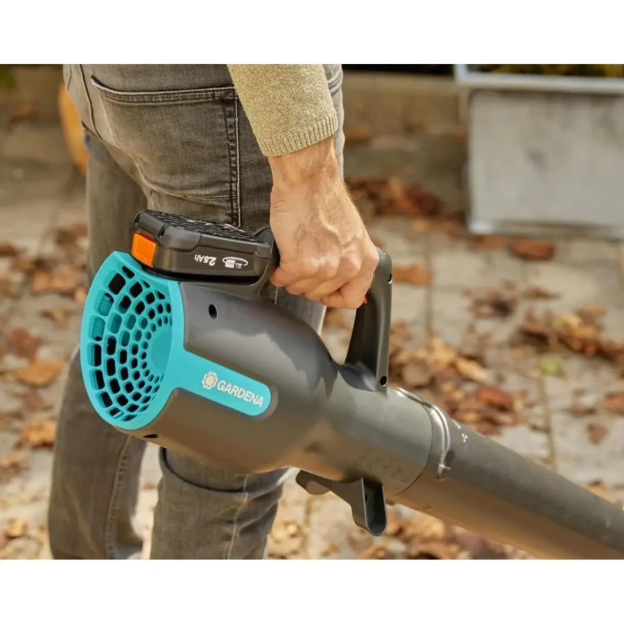 Gardena Akku-Gartenbläser PowerJet 18V P4A solo, kraftvoll und leise, ideal für effizientes Laubblasen auf Terrasse und Garten.
