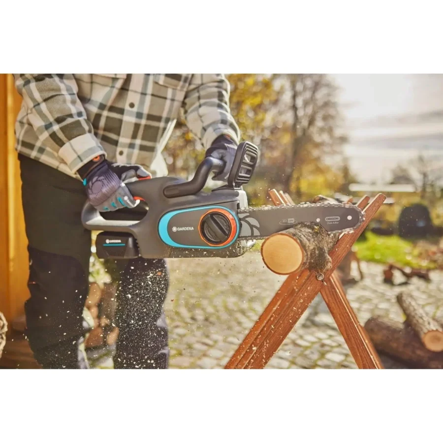 Gardena Akku-Kettensäge PowerSaw 250, 18V, leicht und leistungsstark für präzises Schneiden in Garten und Landschaft.