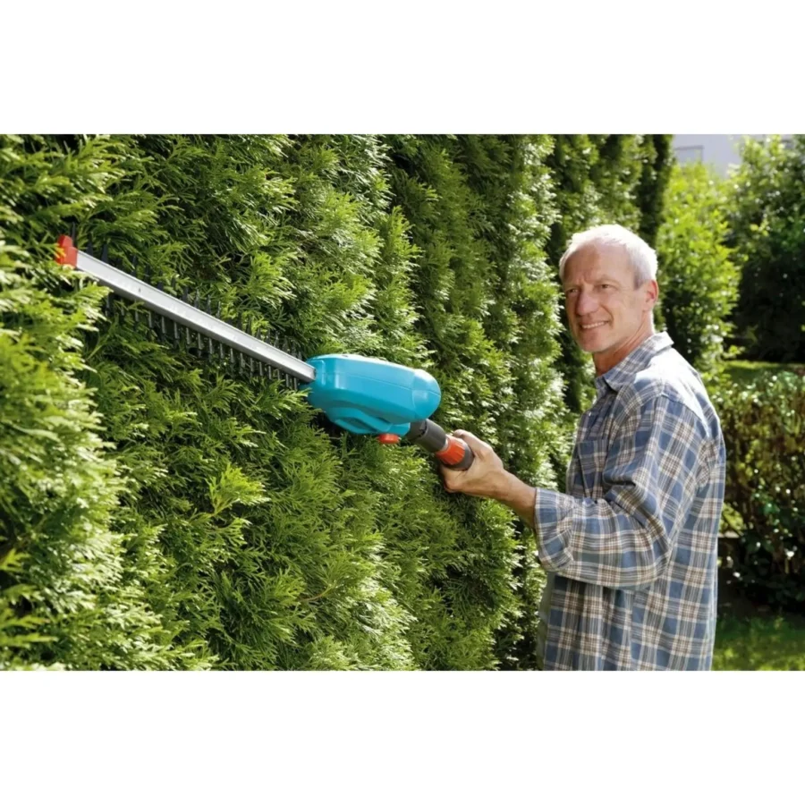 Gardena Akku-Teleskop-Heckenschere THS 42, 18V, ideal für präzises Schneiden von Hecken und Sträuchern, leicht und ergonomisch.