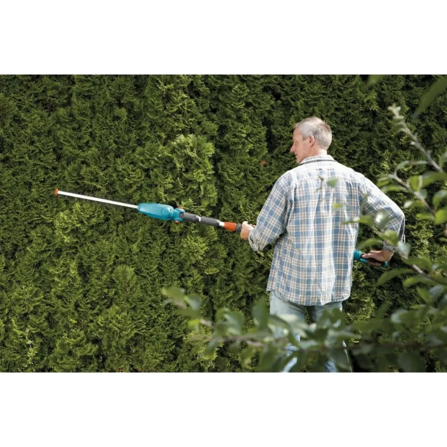 Gardena Akku-Teleskop-Heckenschere THS 42, 18 V, ideal für hohe Hecken und präzises Schneiden, leicht und kabellos für maximale Bewegungsfreiheit.