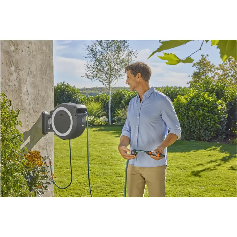 Gardena Akku-Wand-Schlauchbox PowerRoll XXL, platzsparende Lösung für müheloses Bewässern, robust und wetterfest, ideal für große Gärten.