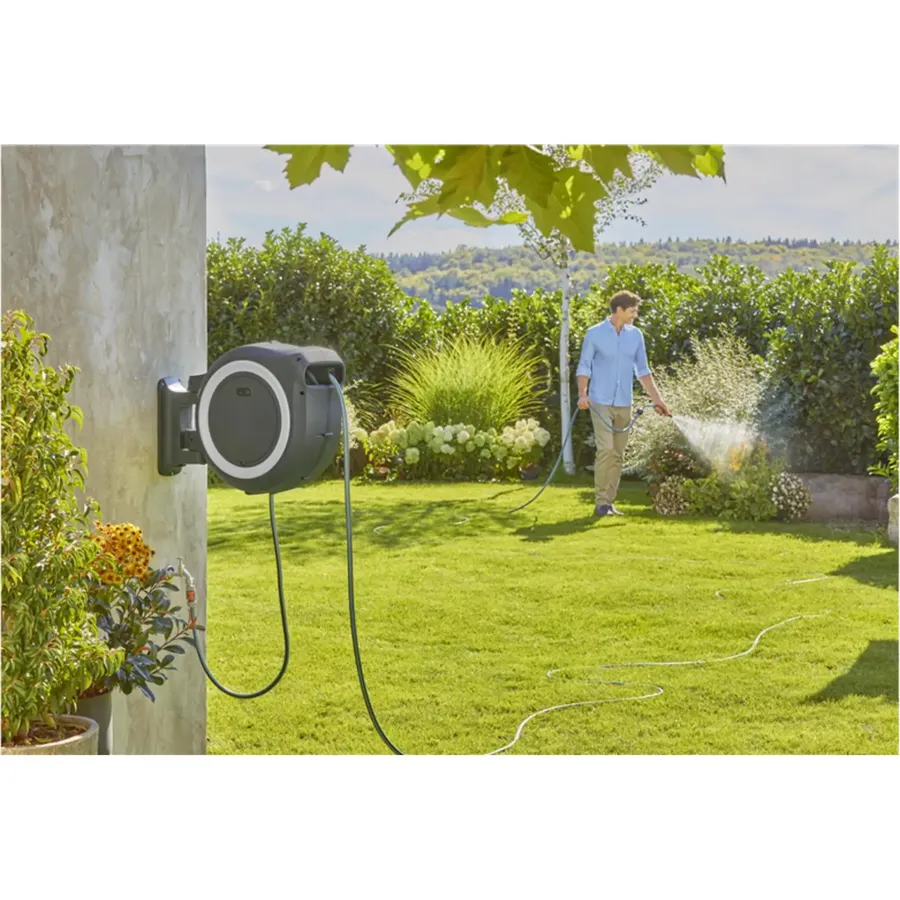 Gardena Akku-Wand-Schlauchbox PowerRoll XXL, 30 m Schlauch, praktische Wandbefestigung, ideal für große Gärten.