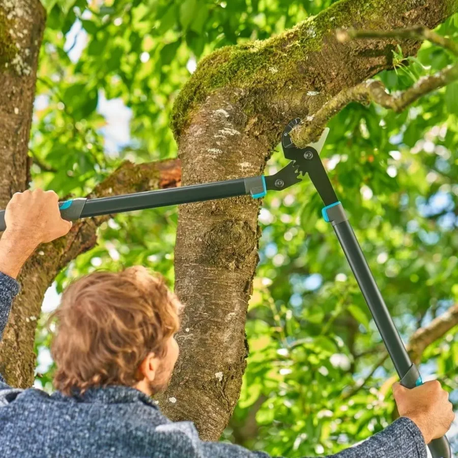 Gardena Astschere EnergyCut Pro L-4, leicht und ergonomisch, ideal für präzise Schnitte an Ästen bis 42 mm Durchmesser.