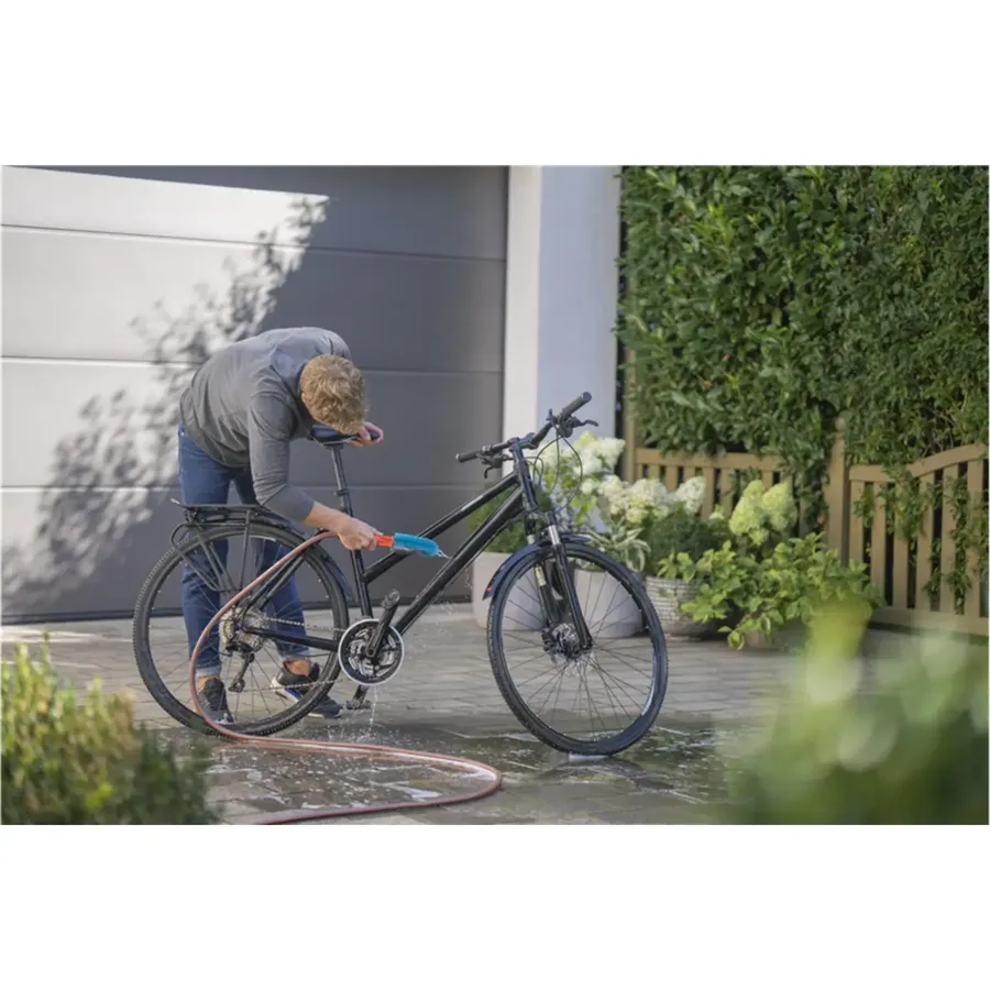 Gardena Cleansystem Fahrradbürste für gründliche Reinigung von Fahrrädern, robuste Borsten, ideal für alle Fahrradtypen.
