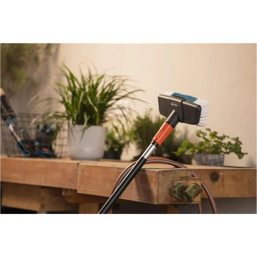 Gardena Cleansystem Stielbürste hard, strapazierfähig und ergonomisch, ideal für gründliche Reinigung von Gartenflächen.