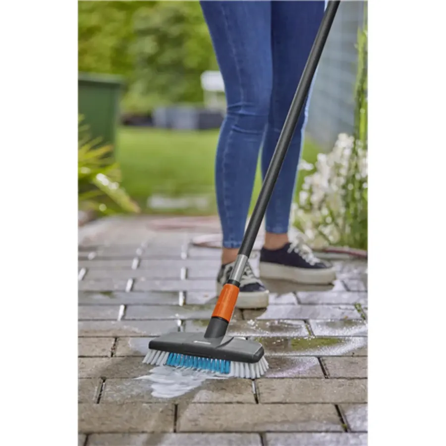 Gardena Cleansystem Stielbürste hard 5, langlebige und strapazierfähige Bürste für gründliche Reinigung, ideal für Terrassen und Gartenmöbel.