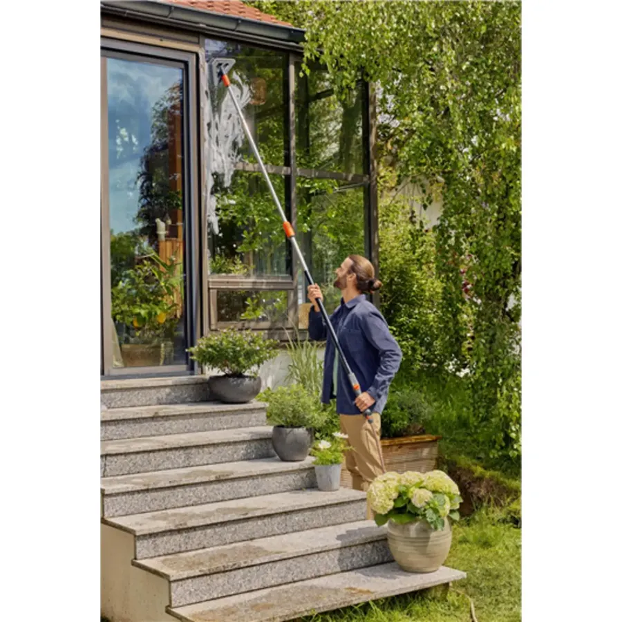 Gardena Cleansystem Teleskop-Stiel M-XL-3, verstellbarer Stiel aus leichtem, robustem Aluminium, optimal für müheloses Reinigen von großen Flächen.