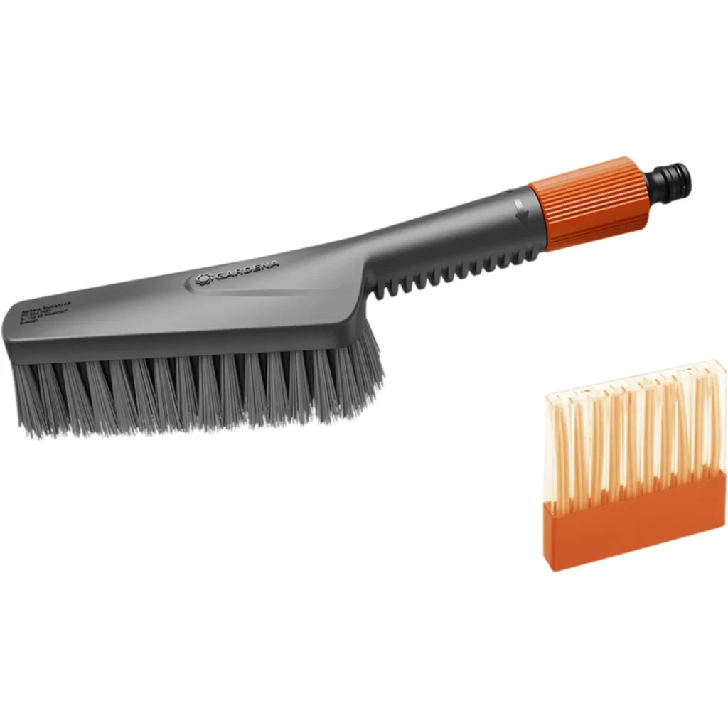 Gardena Cleansystem Wasch-Set mit Handbürste S, ideal für gründliche Reinigung von Terrassen und Gartenmöbeln, langlebige und ergonomische Materialien.