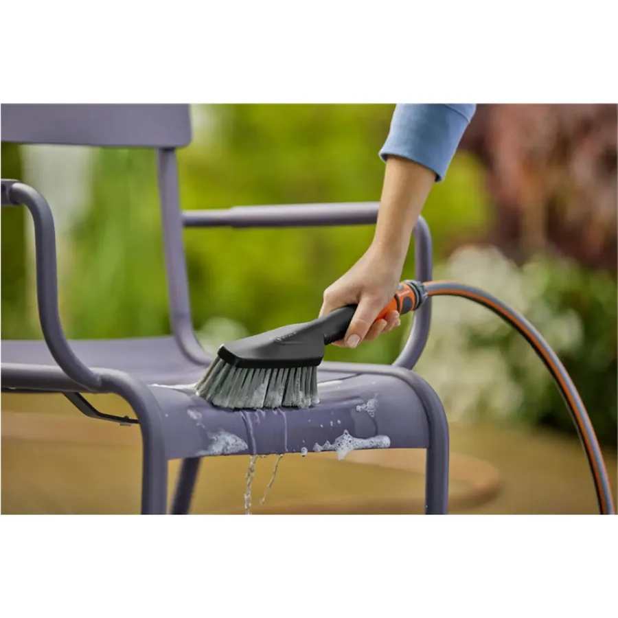 Gardena Cleansystem Wasch-Set mit Handbürste S, 2-teilig, ideal für gründliche und schnelle Reinigung von Gartenmöbeln und -geräten.