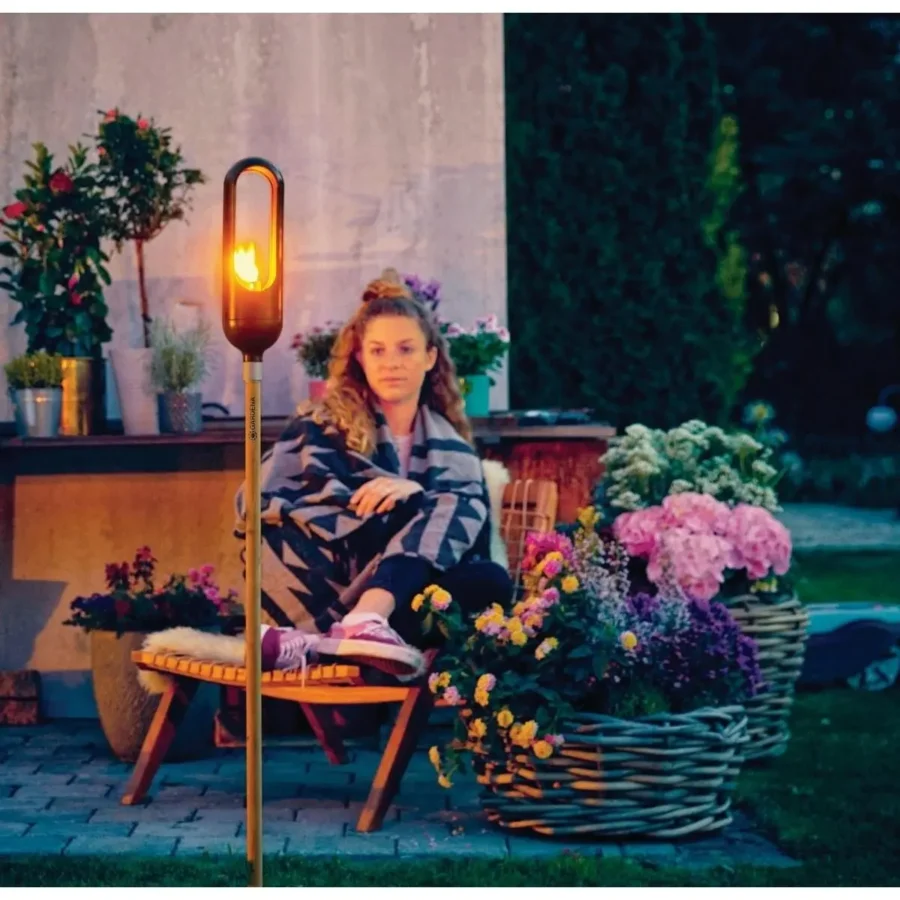 Gardena ClickUp Fackel 11, elegante Gartenbeleuchtung aus wetterbeständigem Material, ideal für stimmungsvolle Abende im Freien.