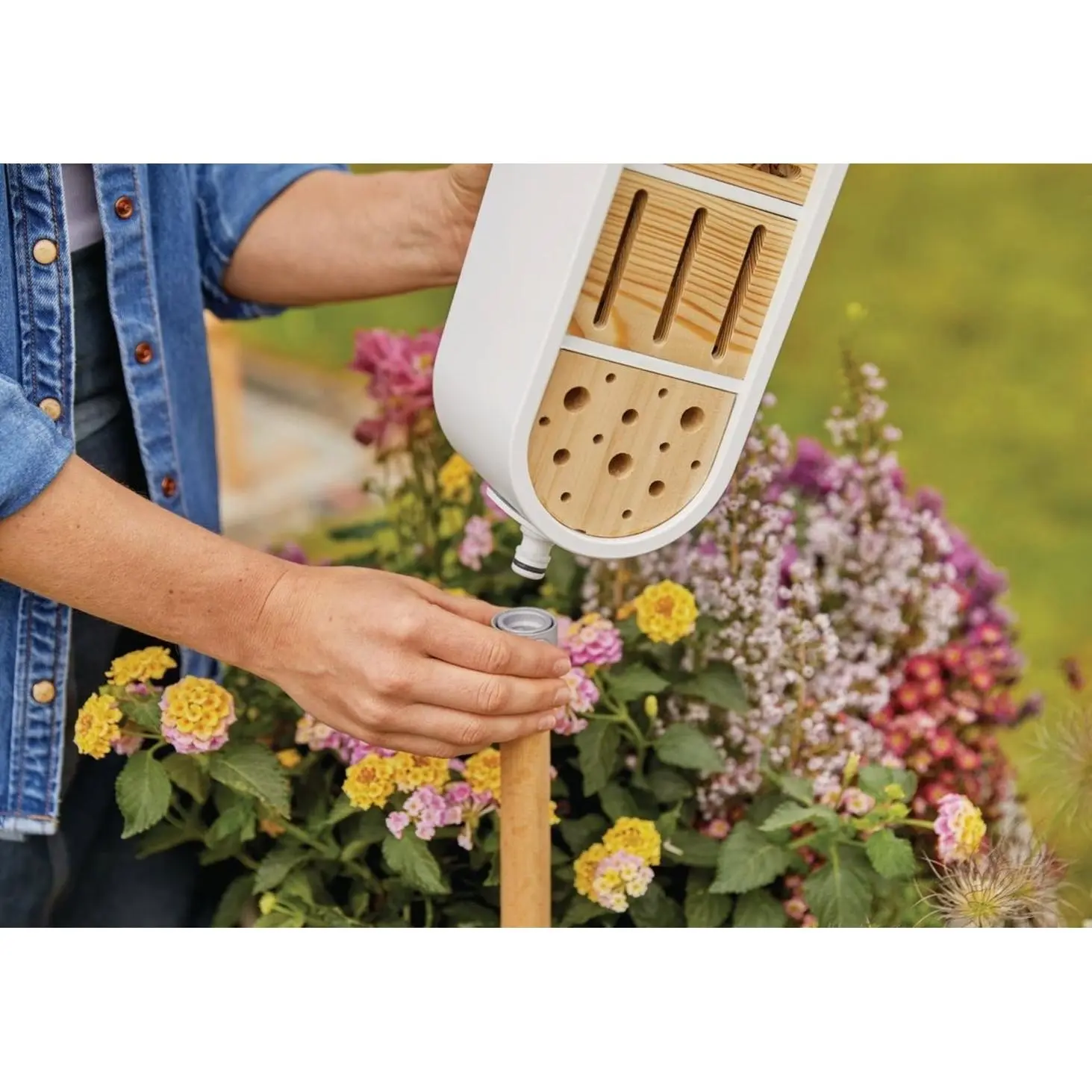 Gardena ClickUp! Insektenhotel 10 Insektenhotel Gardena ClickUp, ideal für Biodiversität im Garten, aus robustem Holz, handlich und platzsparend.