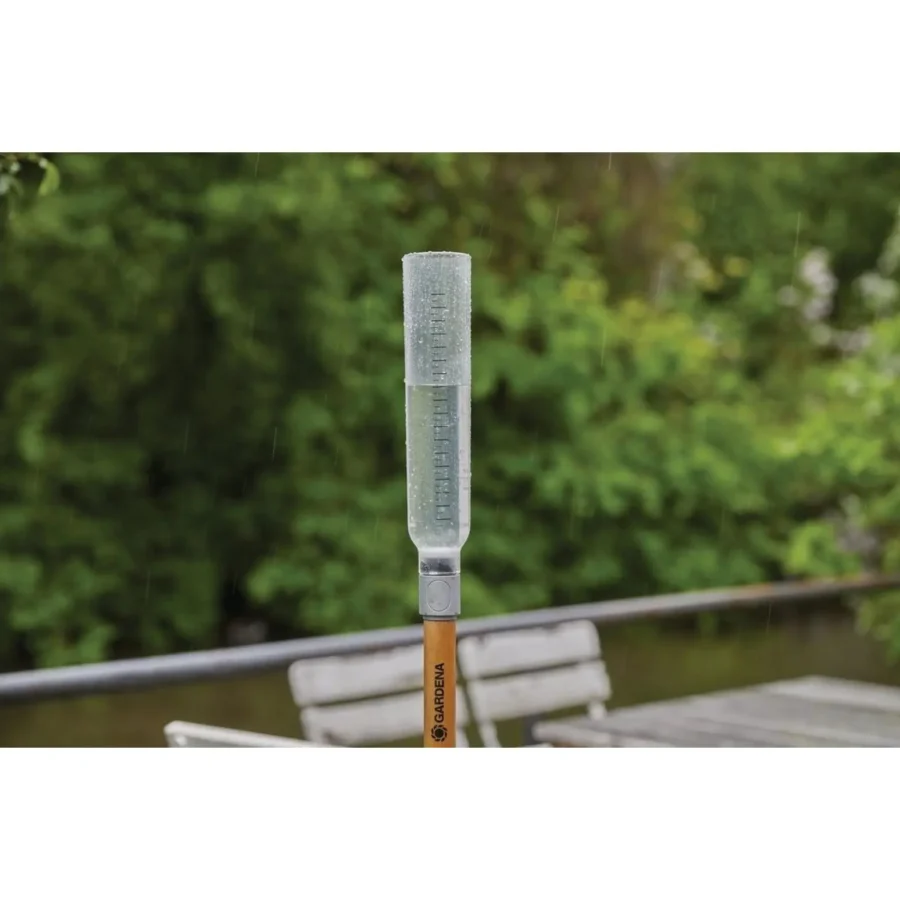 Gardena ClickUp Regenmesser für präzise Wasservermessung, witterungsbeständig und einfach zu montieren, ideal für Gartenliebhaber.