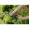 Gardena Comfort Blumenampel Gießstab für effizientes und gleichmäßiges Gießen von Pflanzen, ideal für den Garten oder Balkon.