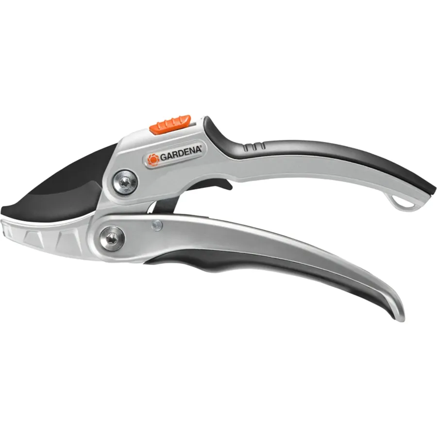 Gardena Comfort Ratschenschere SmartCut, ergonomisches Design, präzise Schnitte, ideal für gemütliches Gärtnern und Pflege von Pflanzen.