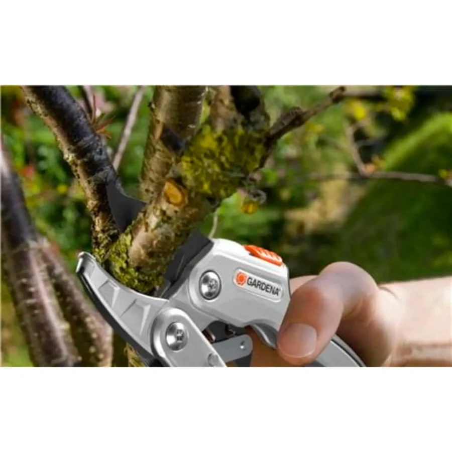Gardena Comfort Ratschenschere SmartCut 2, ergonomisch, für müheloses Schneiden von Pflanzen, ideal für Hobbygärtner und präzise Schnittführung.
