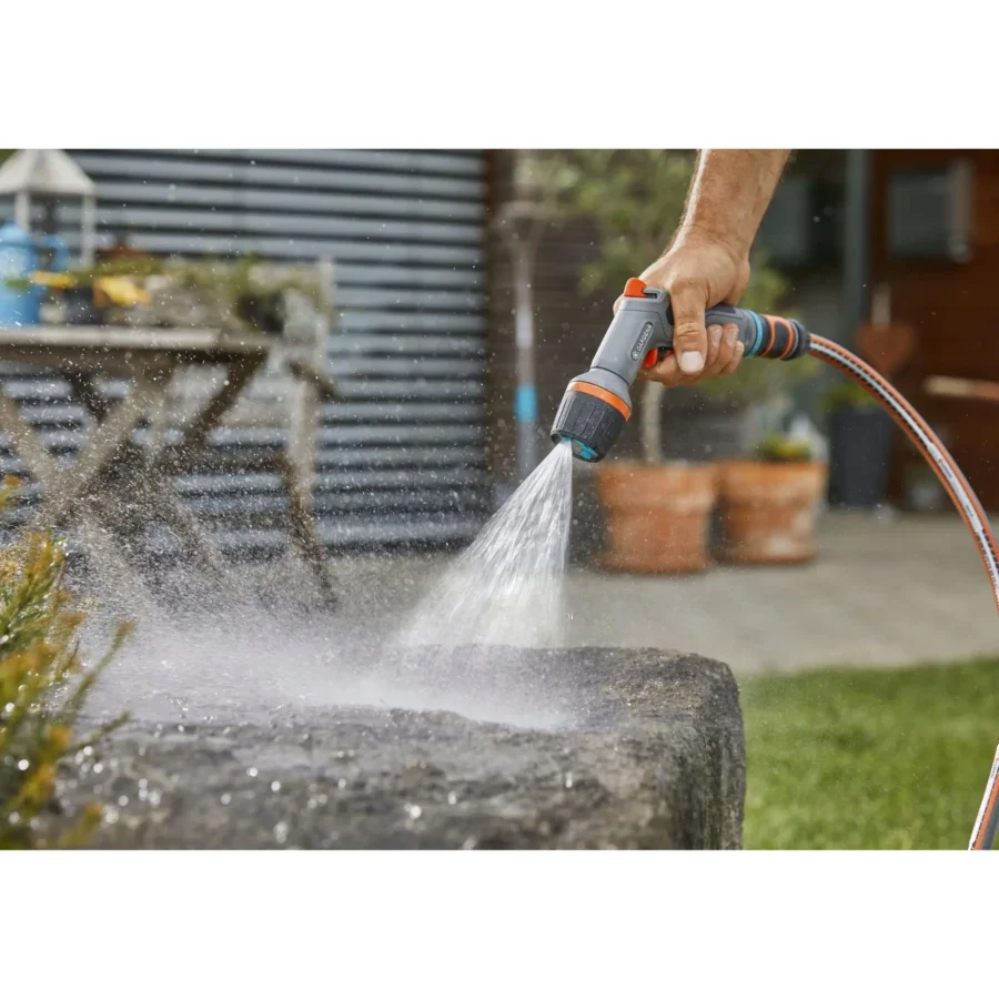 Gardena Comfort Reinigungsspritze ecoPulse 3, ergonomisch gestaltet, ideal zum mühelosen Reinigen von Gartengeräten und Oberflächen.