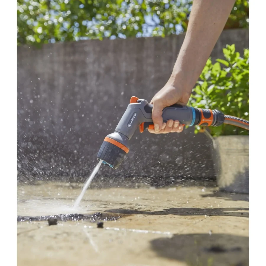 Gardena Comfort Reinigungsspritze ecoPulse 4, ergonomisches Design, ideal für müheloses Reinigen von Gartenmöbeln und -flächen.
