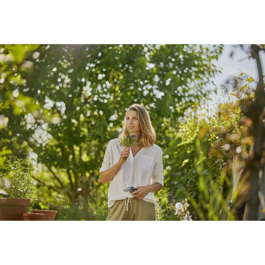 Gardena EcoLine Gartenschere, ergonomisch, aus recyceltem Kunststoff, ideal für präzises Schneiden und Pflege von Pflanzen im Garten.