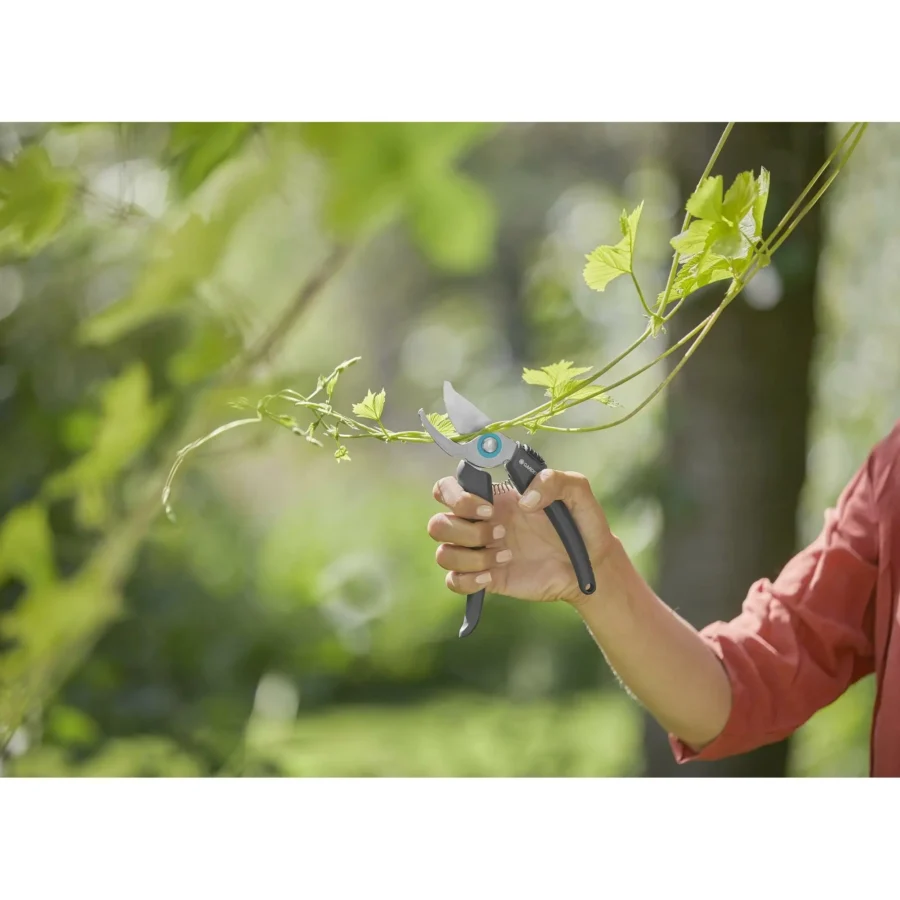 Gardena EcoLine Gartenschere, ergonomischer Griff, robust aus recyceltem Material, ideal für präzises Schneiden in der Gartenpflege.