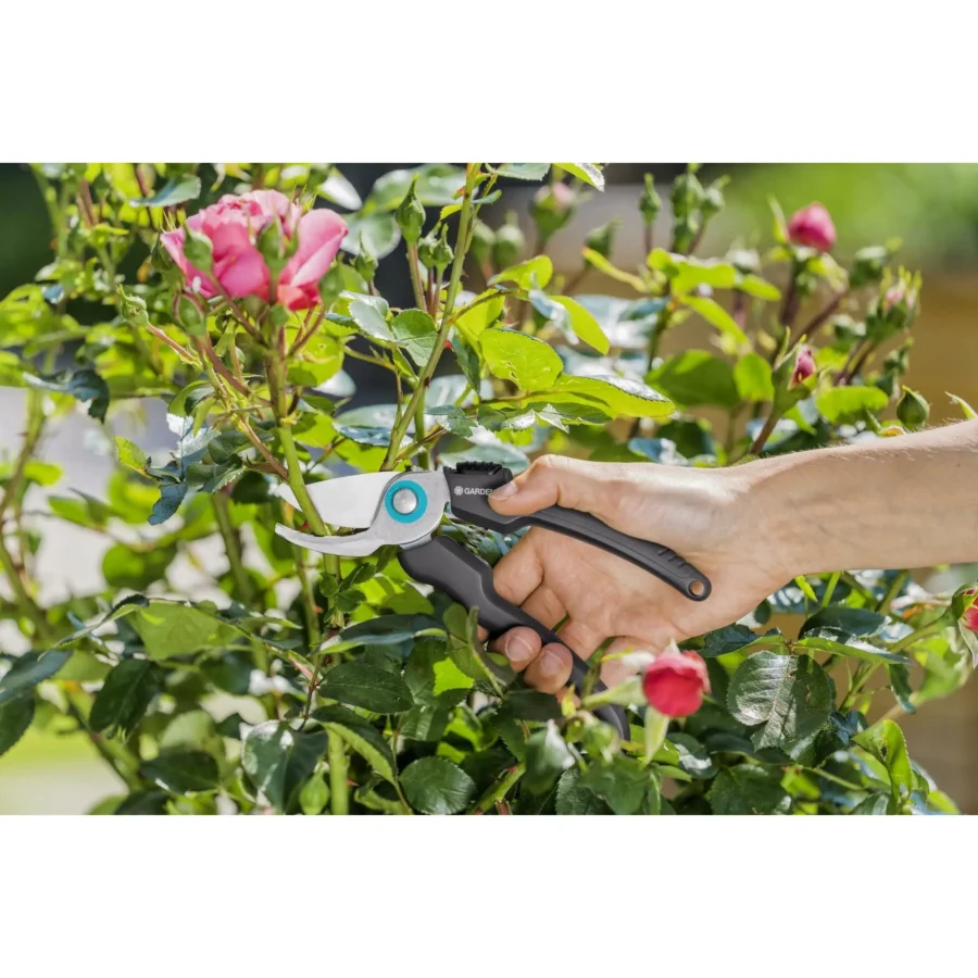 Gardena EcoLine Gartenschere aus hochwertigem, recyceltem Material, ideal für präzises Schneiden von Pflanzen und Sträuchern, ergonomisches Design.