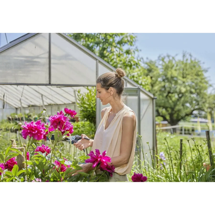 Gardena EcoLine Gartenschere, ergonomisch, aus 100% recyceltem Kunststoff, ideal für präzises Schneiden im Garten.