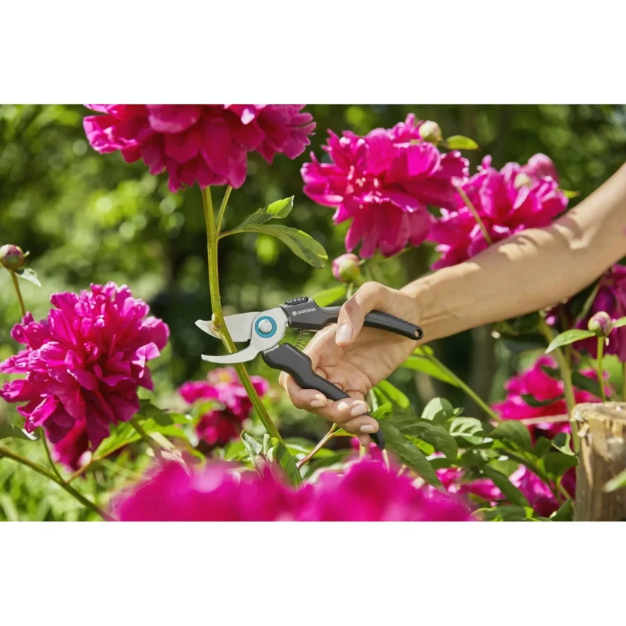 Gardena EcoLine Gartenschere, ergonomischer Griff, ideal für präzises Schneiden, umweltfreundlich aus 100% recyceltem Kunststoff.