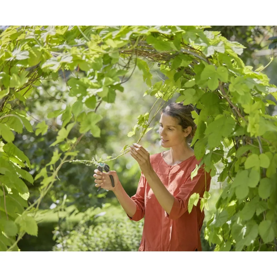 Gardena EcoLine Gartenschere, ergonomisch & leicht, ideal für präzises Schneiden von Pflanzen, 8 Zoll, aus recyceltem Material.