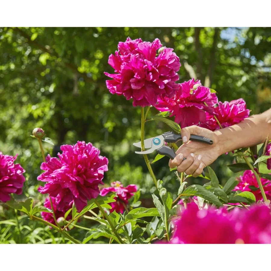 Gardena EcoLine Gartenschere 9, ergonomisches Design aus 100% recyceltem Kunststoff, ideal für präzises Schneiden von Pflanzen, langlebig und nachhaltig.