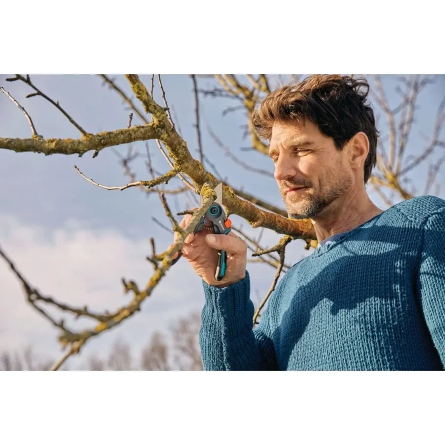 Gardena Gartenschere ExpertCut 4, ergonomisches Design, ideal zum präzisen Schneiden von Pflanzen, leicht und langlebig.