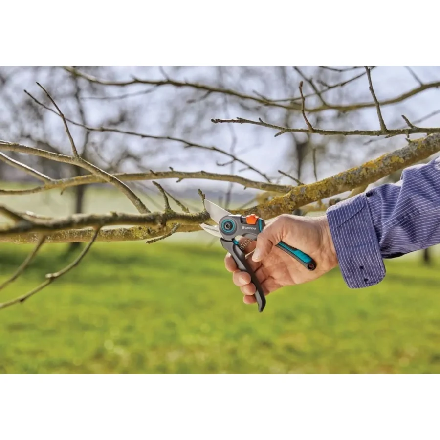 Gardena Gartenschere ExpertCut 7, ergonomisch, staub- und schmutzabweisend, ideal für präzises Schneiden von Blumen und Sträuchern.