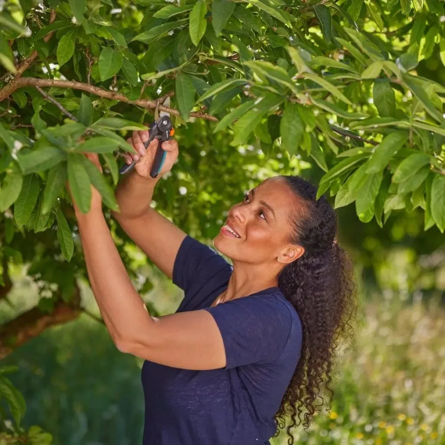 Gardena Gartenschere PremiumCut für präzise Schnitte, ergonomisch gestaltet, ideal für frisches Holz und Pflege Ihrer Pflanzen.
