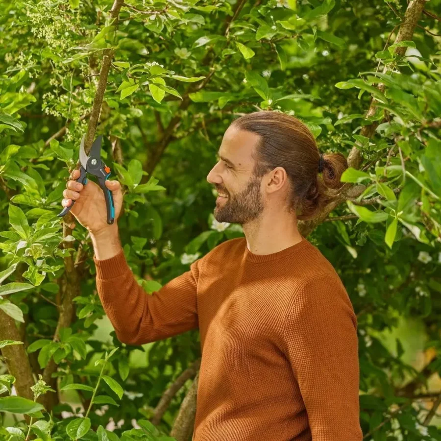 Gardena Gartenschere PremiumCut Pro für präzise Schnitte, ergonomischer Griff, ideal für frisches Holz und Gartenpflege.