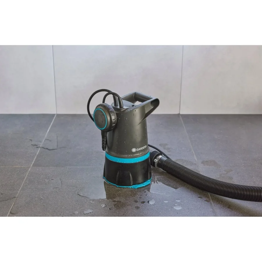 Gardena Klar-Schmutzwasser-Tauchpumpe 20000 BASIC-4, leistungsstark, für effektives Abpumpen von Schmutzwasser, ideal für Gartenarbeiten.