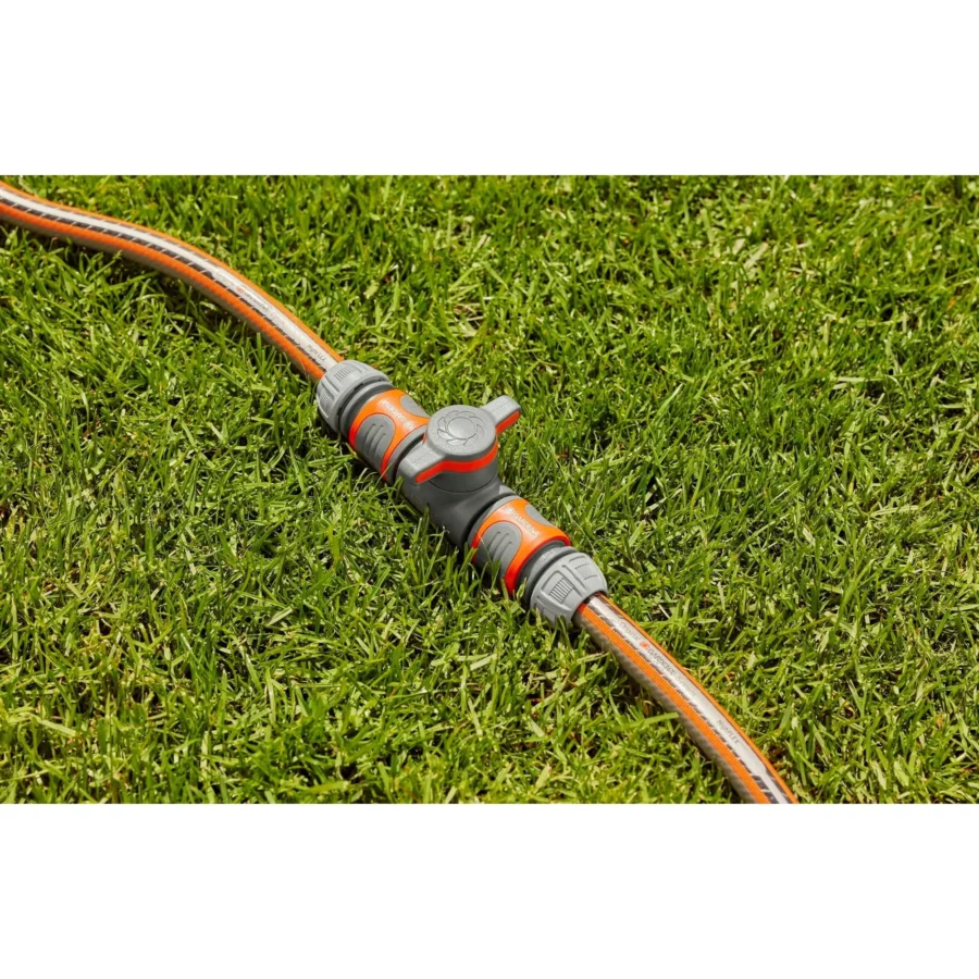 Gardena Kupplung mit Regulierventil, ideal zur präzisen Bewässerung im Garten, wasserfest und langlebig, für 13 mm Schläuche geeignet.