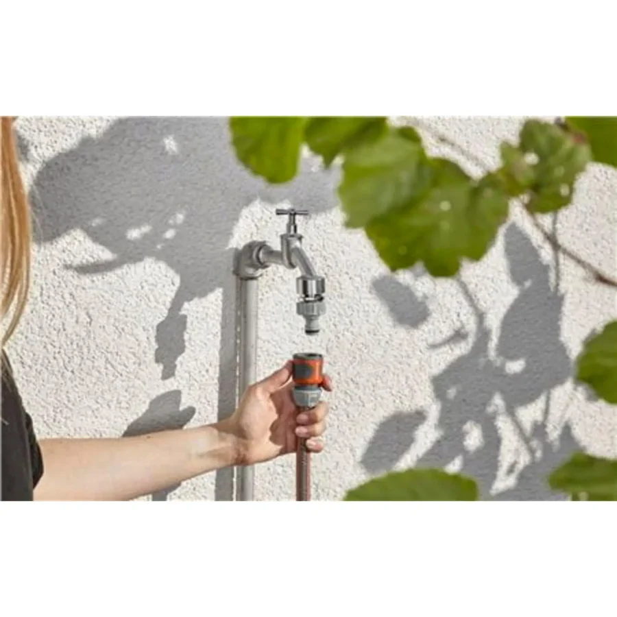 Gardena Premium Hahnverbinder 21 mm G 1/2, robuster und wetterfester Wasseranschluss für unkomplizierte Gartenbewässerung.