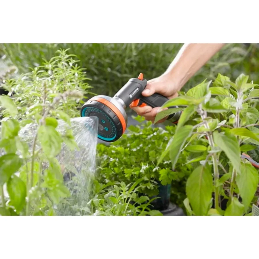 Gardena Premium Multibrause 4, vielseitig einsetzbar, mit ergonomischem Griff und verstellbarem Sprühbild, ideal für präzises Gießen im Garten.
