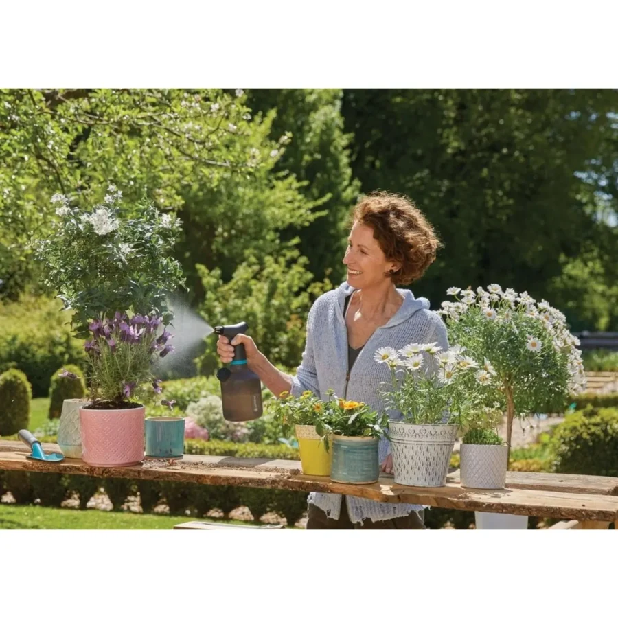 Gardena Pumpsprüher 1L EasyPump, ergonomisches Design, ideal für präzises Gießen und Düngen, perfekt für Gartenpflege und Blühpflanzen.