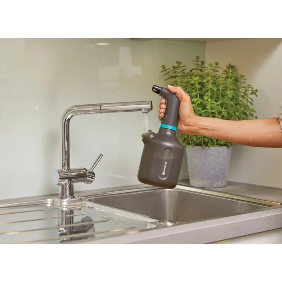 Gardena Pumpsprüher 1L EasyPump, ideal für präzises Gießen und Düngen, ergonomischer Griff, leicht im Einsatz.