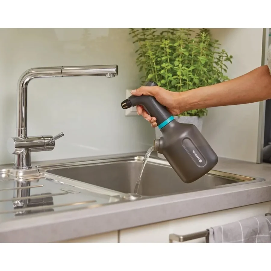 Gardena Pumpsprüher 1L EasyPump, ergonomisch geformt, ideal für präzises Gießen und Düngen, leicht und handlich, perfekt für den Balkon.
