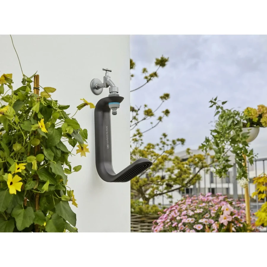 Gardena Schlauchhalter TapFix Liano 2, stabiler Kunststoff für einfache Montage, ideal zur platzsparenden Aufbewahrung von Gartenschläuchen.