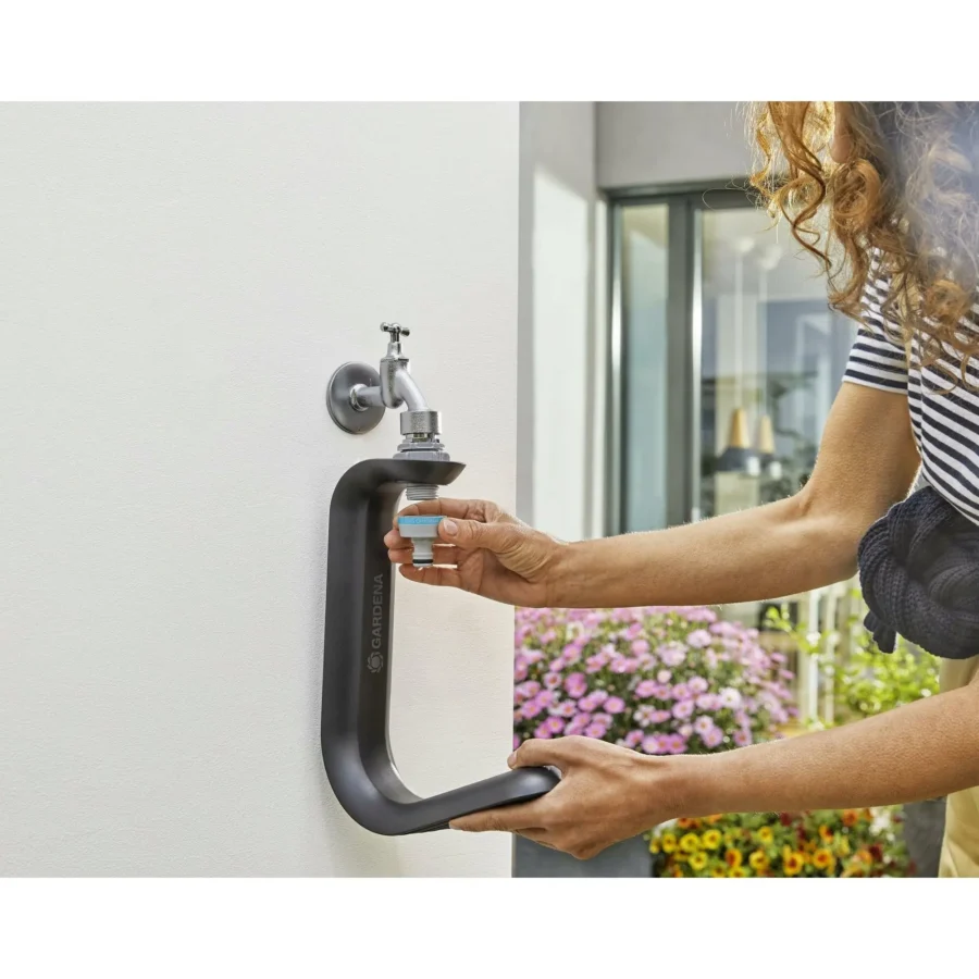 Gardena Schlauchhalter TapFix Liano-4, stabiler Wandhalter aus hochwertigem Kunststoff, ideal für platzsparende Wasserversorgung im Garten.